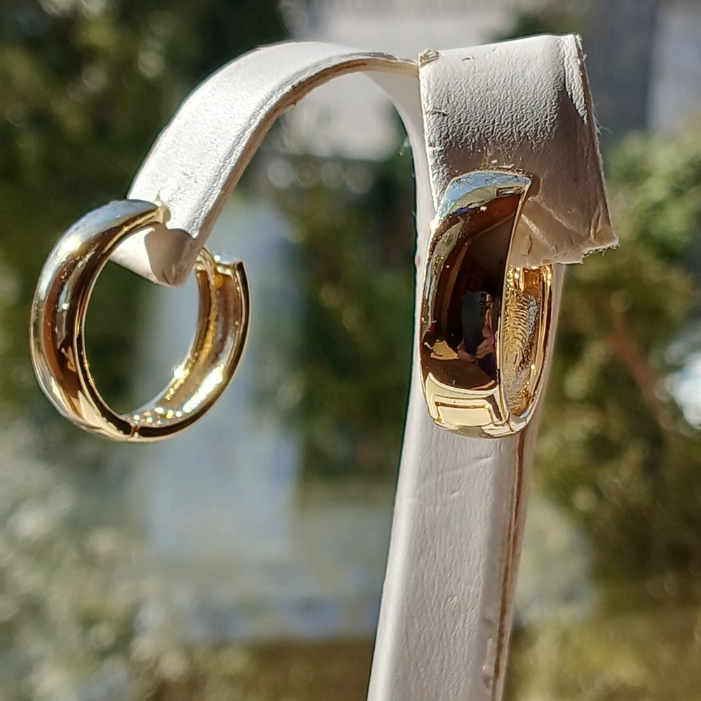 Beautiful 18K Gold Filled Wedding Band Style Hoop Earrings - Picture 2 of 8